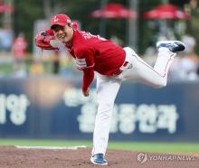 In this file photo from Aug. 29, 2024, Kim Kwang-hyun of the SSG Landers pitches against the Kia Tigers during a Korea Baseball Organization regular-season game at Gwangju-Kia Champions Field in Gwangju, 270 kilometers south of Seoul. (Yonhap)
