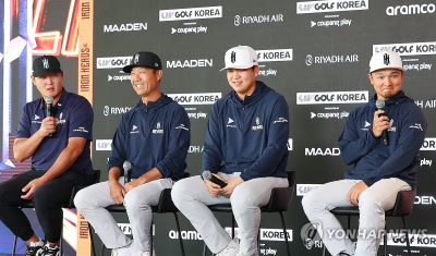 Members of the Iron Heads Golf Club in LIV Golf attend a press conference ahead of LIV Golf Korea at Jack Nicklaus Golf Club Korea in Incheon, west of Seoul, on April 30, 2025. From left: Danny Lee of New Zealand, Kevin Na of the United States, Jang Yu-bin of South Korea and Jinichiro Kozuma of Japan. (Yonhap)