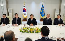 In this file photo, President Lee Jae Myung (C) attends a meeting with a group of business leaders at the presidential office in Seoul on June 13, 2025. Also at the meeting were LG Group Chairman Koo Kwang-mo (L), Samsung Electronics Co. Chairman Lee Jae-yong (2nd from L), Hyundai Motor Group Executive Chair Euisun Chung (2nd from R) and Lotte Group Chairman Shin Dong-bin. (Pool photo) (Yonhap)