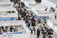 Visitors browse booths at the Seoul International Book Fair, held at the COEX exhibition hall in Seoul on June 18, 2025. (Yonhap)