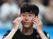 Son Heung-min of Tottenham Hotspur wipes away tears after the end of a preseason match against Newcastle United at Seoul World Cup Stadium in Seoul on Aug. 3, 2025. (Yonhap)
