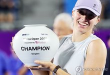 Iga Swiatek of Poland holds the trophy after winning the women's singles title at the Korea Open at Olympic Park Tennis Center in Seoul on Sept. 21, 2025. (Yonhap)