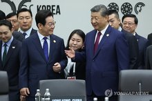 South Korean President Lee Jae Myung (L) talks with Chinese President Xi Jinping ahead of the first session of the Asia-Pacific Economic Cooperation summit at the Gyeongju Hwabaek International Convention Center in the southeastern South Korean city of Gyeongju, in this file photo from Oct. 31, 2025. (Yonhap)