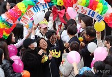 High school seniors are cheered on by their teachers and juniors at Seolwol Girls' High School in the southwestern city of Gwangju on Nov. 12, 2025, one day ahead of the annual college entrance exam. (Yonhap)