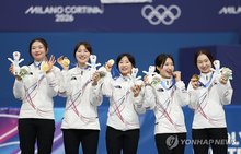 Members of the South Korean women's short track speed skating relay team celebrate their gold medal at the Winter Olympics at Milano Ice Skating Arena in Milan on Feb. 18, 2026. From left: Shim Suk-hee, Noh Do-hee, Lee So-yeon, Kim Gil-li and Choi Min-jeong. (Yonhap)
