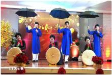 A folk song performance at the gathering. (Photo: VNA)