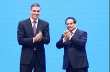PM Pham Minh Chinh (R) and his Spanish counterpart Pedro Sánchez (Photo: VNA)