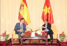 Chairman of the Ho Chi Minh City People's Committee Nguyen Van Duoc (right) and Spanish Prime Minister Pedro Sanchez (Photo: VNA)