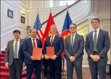 Vietjet Executive Vice President To Viet Thang (second from left) and AV AirFinance CEO Stephen Murphy sign a cooperation agreement worth a total of 300 million USD to boost fleet growth. (Photo: VNA)