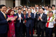 National Assembly Chairman Tran Thanh Man (centre) is with outstanding workers of the Vietnam Oil and Gas Group (now the Vietnam National Industry - Energy Group - Petrovietnam). (Photo: VNA)