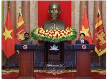 Vietnamese State President Luong Cuong (R) and Sri Lankan President Anura Kumara Dissanayaka meet with the press. (Photo: VNA)