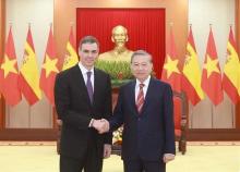 Party General Secretary To Lam (R) and Spanish Prime Minister Pedro Sánchez at their meeting in Hanoi on April 9. (Photo: VNA)