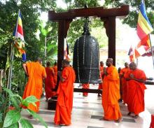 Monks perform bell-hanging rituals at Ti-Ratana Heights pagoda in Kuala Lumpur, Malaysia. (Photo: VNA)