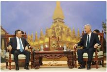 Secretary of the Lao People's Revolutionary Party (LPRP) Central Committee, and Secretary of the Party Committee and Chairman of the People’s Council of Vientiane Anouphap Tounalom (right) meets with Tran Sy Thanh, member of the Party Central Committee, Chairman of the Hanoi People's Committee. (Photo: VNA)