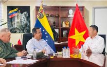 Vietnamese Ambassador to Venezuela Vu Trung My (R) meets with Governor of Trujillo State Gerardo Marquez. (Photo: VNA)