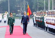 Defence Minister General Phan Van Giang (left) hosts an official welcome ceremony for his Malaysian counterpart on December 4. (Photo: VNA)