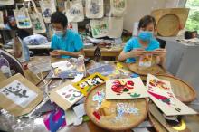 Vun Art Cooperative (Ha Dong, Hà Nội) is where people with disabilities turn scraps of silk into unique products such as decorations for shirts, bags, and collage artworks. (Photo: VNA)