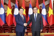 Chairman of the National Assembly Vuong Dinh Hue (L) and Lao Prime Minister Sonexay Siphandone at their meeting in Vientiane on December 4 (Photo: VNA)