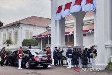 Indonesian President Prabowo Subianto welcomes Malaysian Prime Minister Anwar Ibrahim at the Merdeka Palace, Jakarta, on Tuesday (July 29, 2025). 