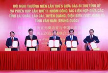 The minute of the fifth annual conference between the Secretaries of the Party Committees of Vietnam’s Lai Chau, Lao Cai, Tuyen Quang, and Dien Bien provinces, and Secretary of the Communist Party of China (CPC) Yunnan provincial Committee, is inked at the event. (Photo: VNA)