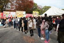 People line up for Vietnamese food at the festival (Photo: VNA)