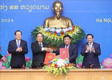 Vietnamese Prime Minister Pham Minh Chinh (first, right) and his Lao counterpart Sonexay Siphandone (first, left) witness the signing of the minute of meeting in Hanoi on January 7 (Photo: VNA)