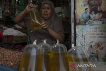 A vendor packs cooking oil in C Sulawesi, Thursday (February 3, 2022). (ANTARA/Basri Marzuki)