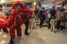 Some visitors of a shoping center in Jakarta watch barongsai attraction on Saturday (Jan 29, 2022). ANTARA FOTO/Reno Esnir/wsj