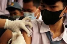 Indonesian students get COVID-19 vaccination South Sulawesi, Monday (Oct 25). ANTARA FOTO/Arnas Padda/yu/aww.