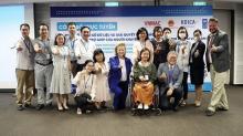 UNDP Resident Representative in Vietnam Caitlin Wiesen poses for a group photo at an event for people with disabilities in Vietnam (Photo: VNA)