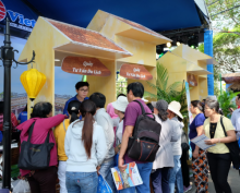 People look for good deals at Vietravel booth. (Photo: vnexpress.net)