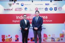 Indonesian Administrative and Bureaucratic Reform (PAN RB) Minister Abdullah Azwar Anas (left) and president of the South Korean National Information Society Agency (NIA), Jong Sung Hwang. ANTARA