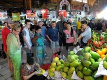 Foreign visitors to Ben Thanh Market in HCM City (Photo: VNA)