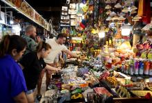 Foreign tourists checking out souvenirs on sale at Ben Thanh Market, HCM City. (Photo: VNA)