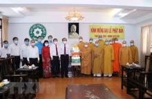 Secretary of Ho Chi Minh City's Party Committee Nguyen Van Nen led a delegation to visit a number of Buddhist worship facilities in the city to extend congratulations to Buddhist dignitaries and followers on the occasion of the Buddha's 2565th birthday. (Photo: VNA)