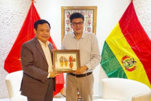 Ambassador Bui Van Nghi (left) and Miguel Angel Perez Pena, Honorary Consul of Vietnam in Bolivia (Photo published by VNA)