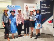 Vietnamese Trade Counsellor Tran Thu Quynh (second from left) poses for a photo with representatives of Alberta departments after a dialogue on Vietnamese agriculture. (Photo: VNA)