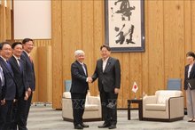 President of VFF Central Committee Do Van Chien (L) and Chief Cabinet Secretary Hayashi Yoshimasa (Photo: VNA)
