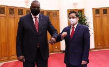 Prime Minister Pham Minh Chinh (right) and US Secretary of Defence Lloyd Austin (Photo: VNA)