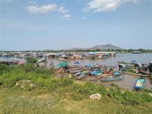 Some impoverished Vietnamese Cambodians live at a riverbank in  Kampong Chhnang province. (Photo: VNA)