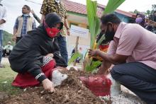 Coconut tree planting in Lhoh village of Aceh Besar on Wednesday (Aug 25, 2021). (ANTARA)