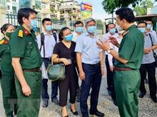 Deputy Health Minister Nguyen Truong Son talks to medical workers at Cu Chi hospital (Photo: VNA) 