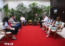 Cuban President Miguel Díaz-Canel (far right) receives representatives of Vietnamese businesses. (Photo: VNA)