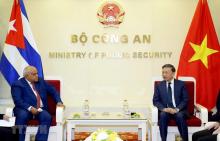 Minister of Public Security Gen. To Lam (R) welcomes Cuban Ambassador to Vietnam Orlando Nicolás Hernández Guillén (Photo: VNA)