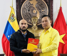 Vietnamese Ambassador to Venezuela Vu Trung My (R) and Professor Jose Javier Diaz Macadan (Photo: VNA)