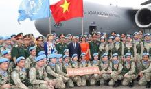 President Nguyen Xuan Phuc and Minister of National Defence General Phan Van Giang take a photo with officers of the Military Engineering Unit Rotation 1 and the Level-2 Field Hospital Rotation 4 before their departure to UN peacekeeping missions (Photo: VNA)