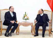 Prime Minister Nguyen Xuan Phuc (right) and Danish Ambassador to Vietnam Kim Højlund Christensen (Photo: VNA)