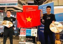 Pham Duy Anh (L) and Nguyen Duc Minh Duong (R) hold the national flag after winning the Rhythm duo competition in Drum Off Global 2019. (Source: VOV)