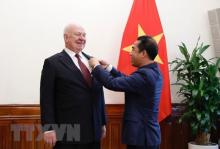Deputy Minister of Foreign Affairs To Anh Dung on March 23 hands over the Friendship Order to Russian Ambassador to Vietnam Konstantin Vnukov. (Photo: VNA)