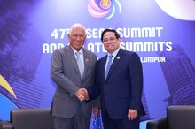 Prime Minister Pham Minh Chinh (right) meets with President of the European Council Antonio Costa to discuss bilateral cooperation and issues of mutual concerns on October 27, 2025 on the sidelines of the 47th ASEAN Summit and Related Summits in Kuala Lumpur, Malaysia. (Photo: VNA)